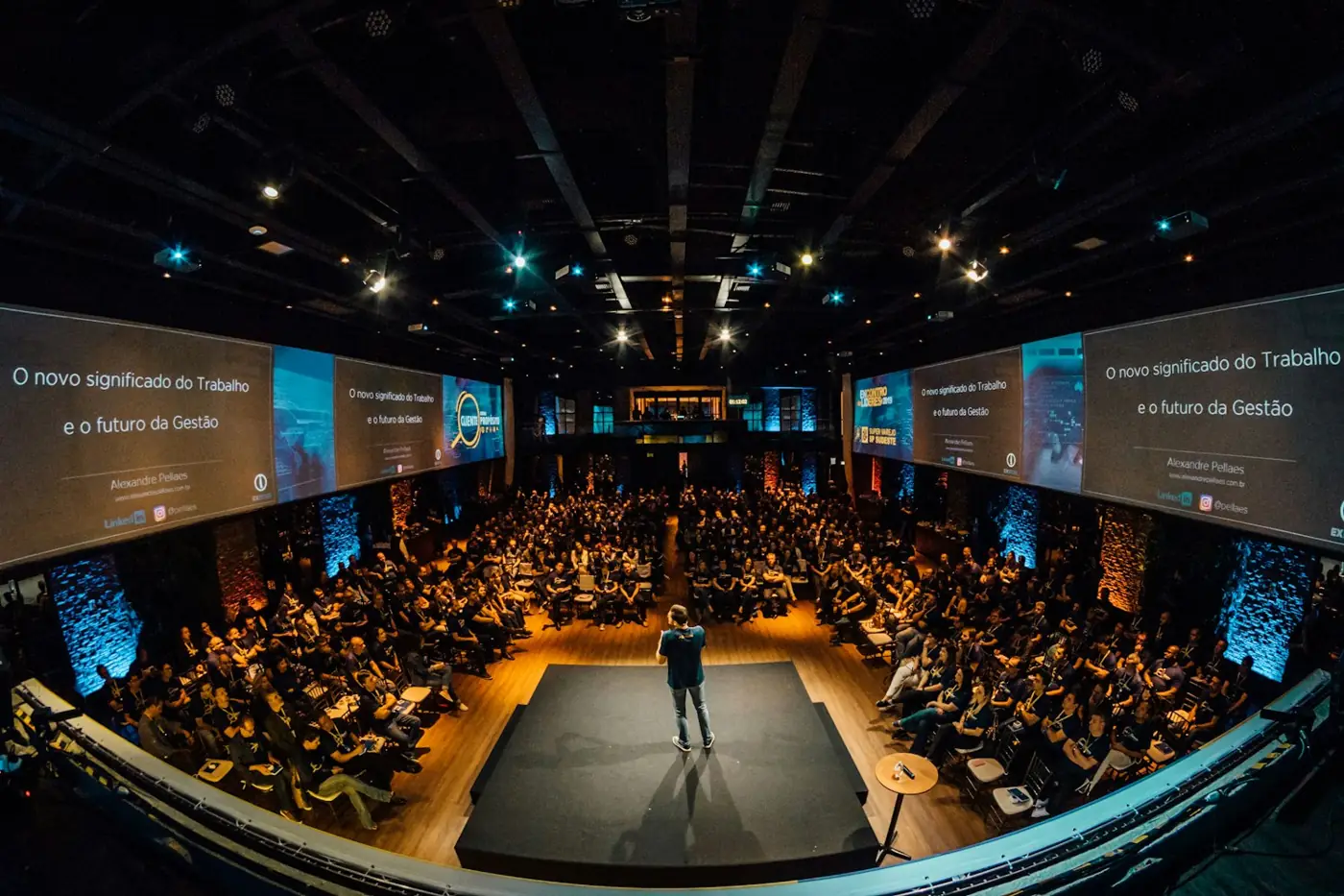 Conferencista especialista en inteligencia artificial ante una audiencia en el Perú