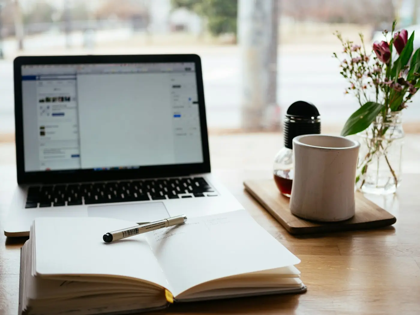 Aprender inteligencia artificial: laptop y libro abierto, centro de conocimiento