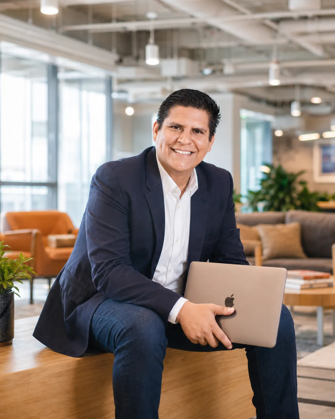 Julio Talledo, especialista en inteligencia artificial en el Perú, en un espacio de coworking
